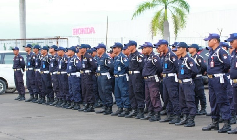 Barisan personil satuan pengamanan